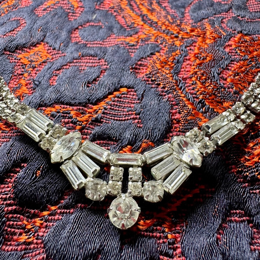 Elegant Silver Necklace with Intricate Design